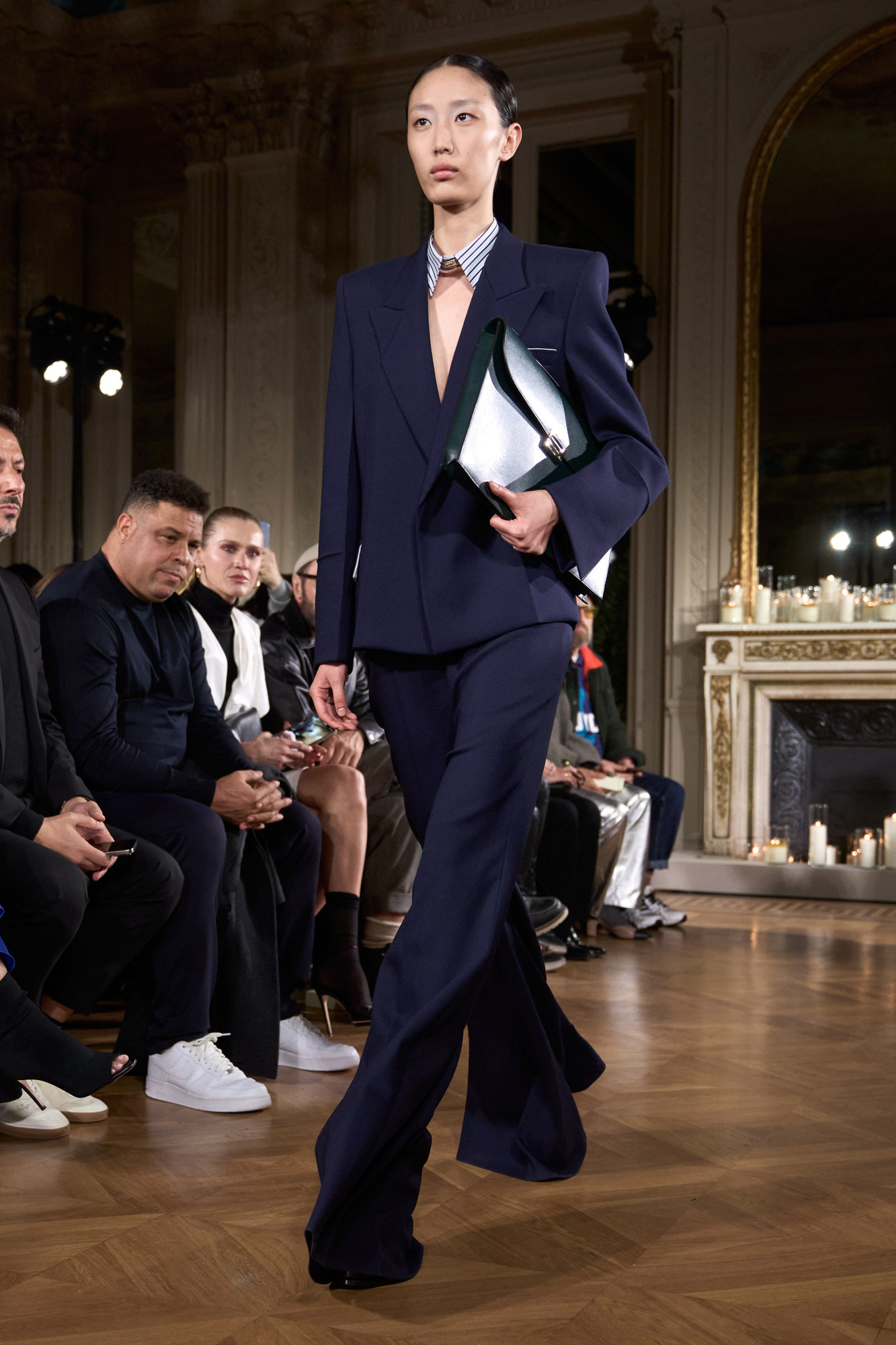 【VICTORIA BECKHAM】Chenille flared pants パンツ Victoria Beckham Swaps Her Skinny Jeans for Flares